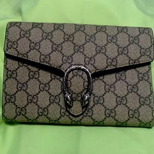 Gucci dragon accent handbag